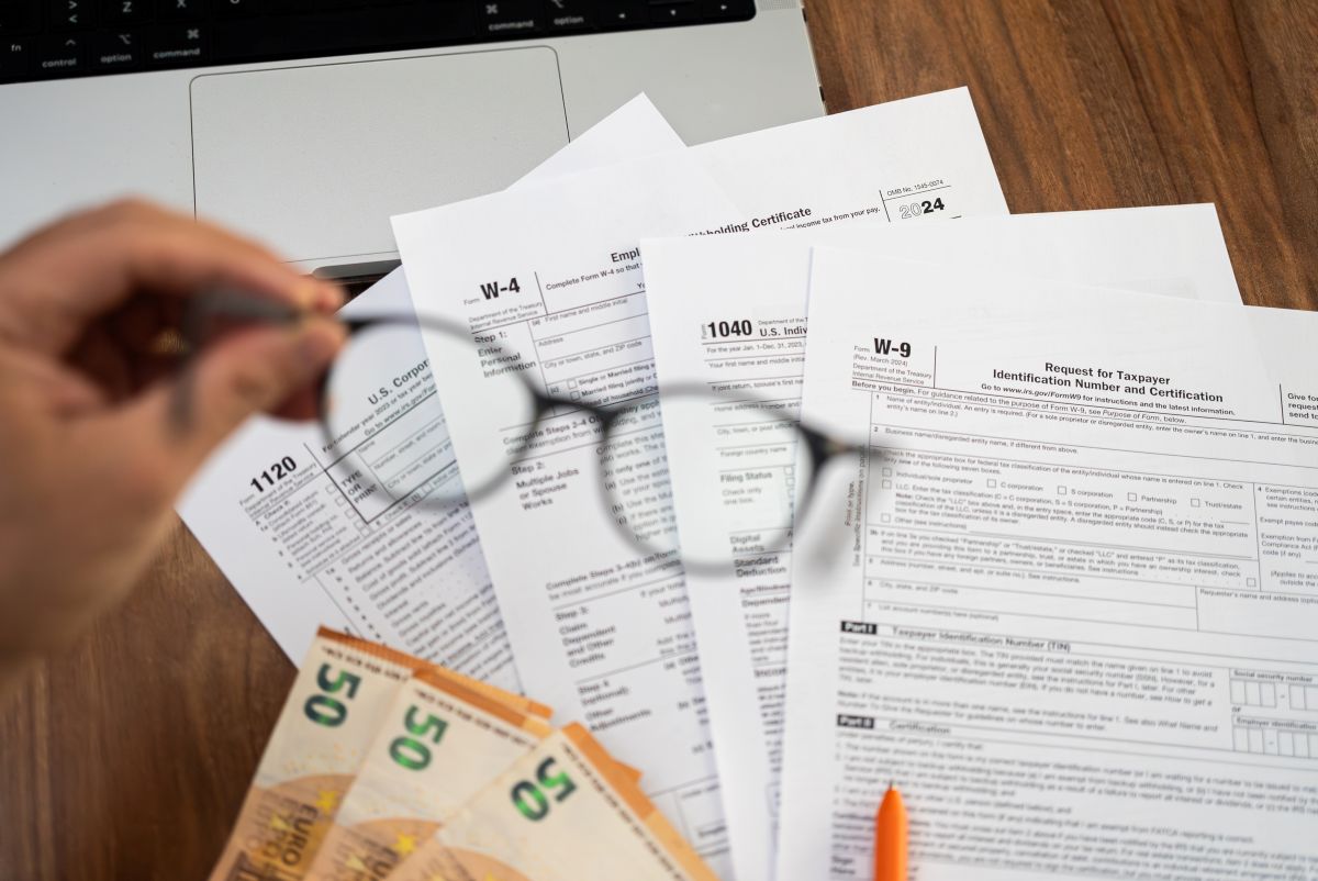 CRA Bank Account Freeze Notice – Expert Help from BBA Tax Ottawa Canadian taxpayer reviewing a CRA bank account freeze notice with Ottawa tax accountant.